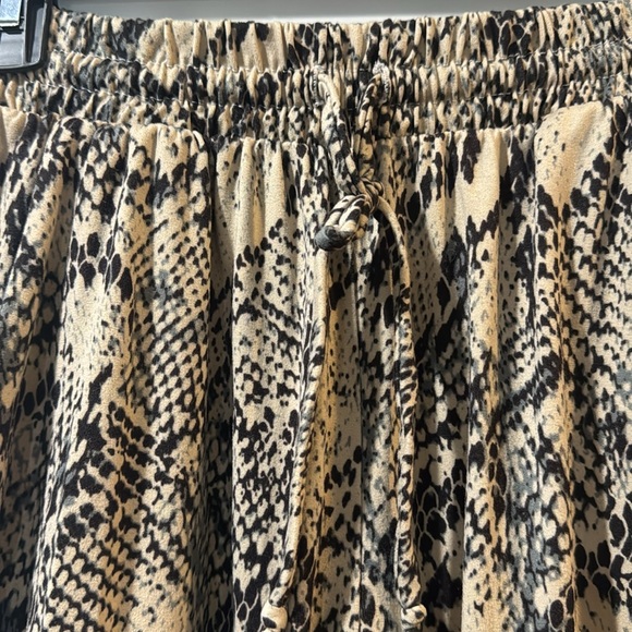 Snake skin print elastic waisted joggers with pockets. Size S - Picture 3 of 4